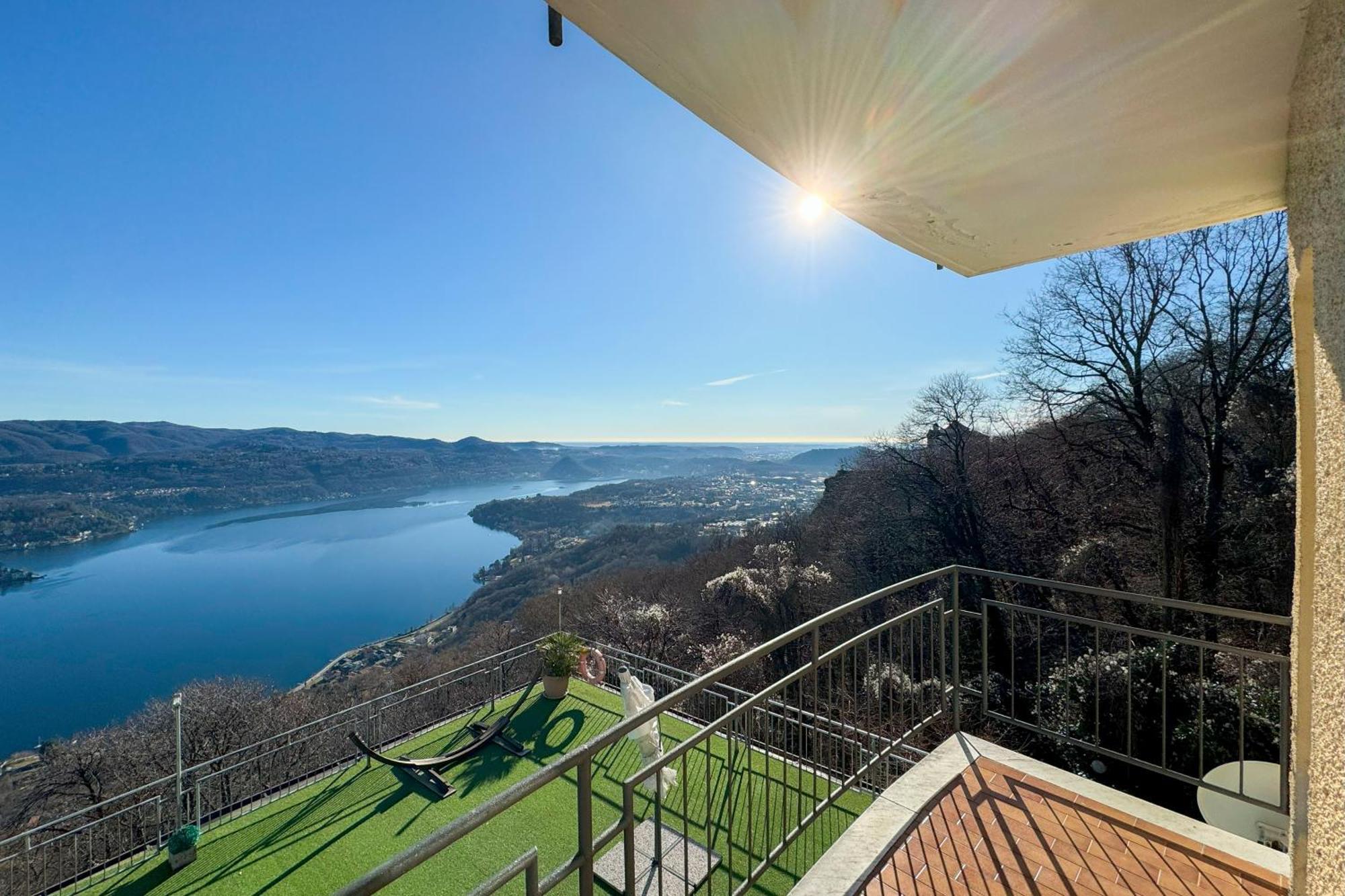Appartamento Alberti Con Vista Lago Madonna Del Sasso 外观 照片